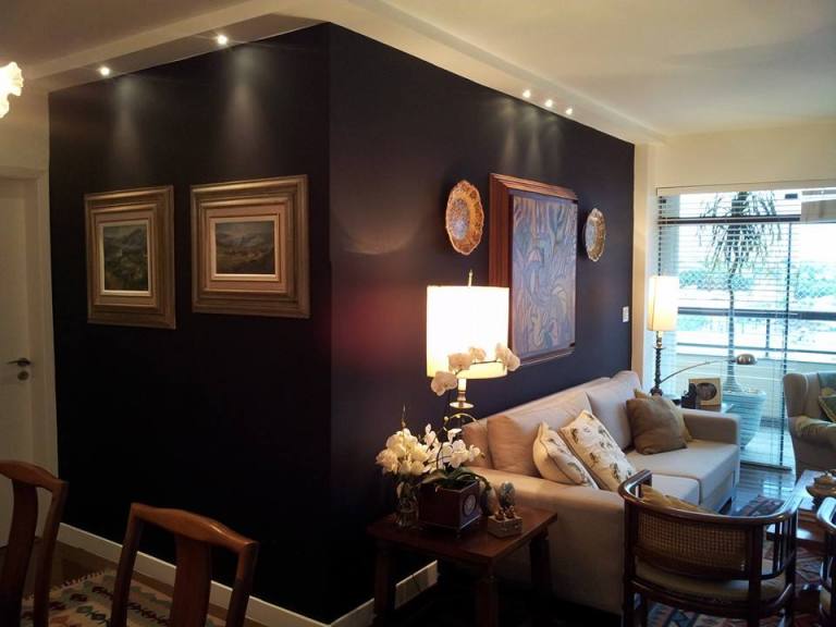Living room with black wall - Sala com paredes pretas