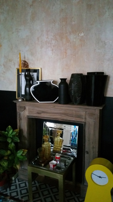 Mantel with black vases gamanacasa